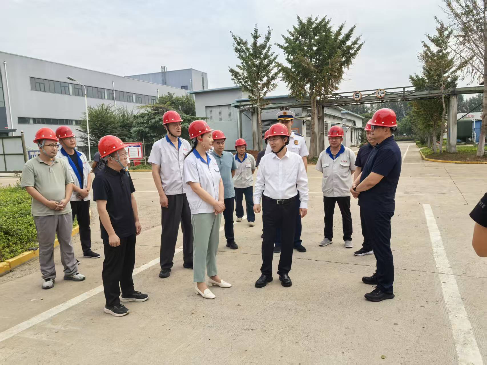 縣委書(shū)記在國(guó)慶、中秋雙節(jié)期間到公司調(diào)研